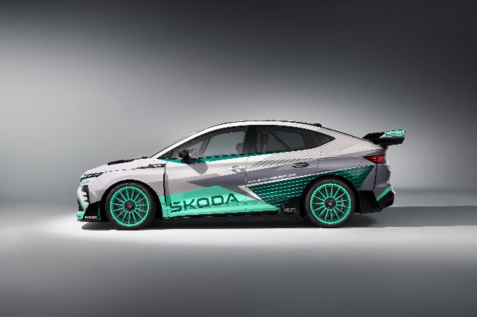 Az%20%FAj%20Enyaq%20RS%20Race