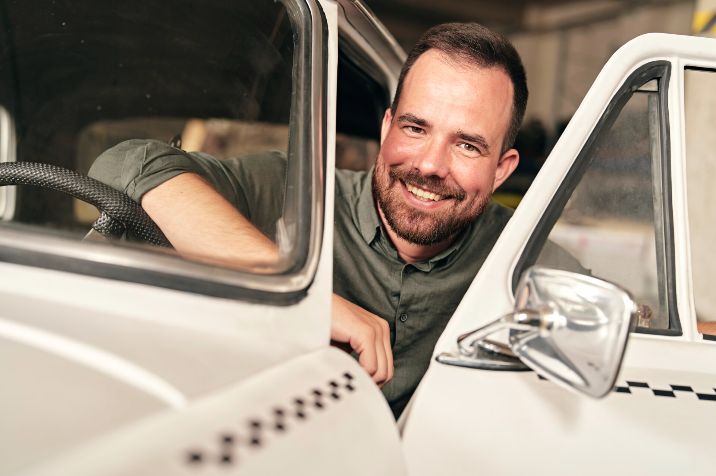 Egy%20ikon%20%FAjra%E9rtelmezve%3A%20a%20%u0160koda%20100%20modern%20kori%20szed%E1nk%E9nt