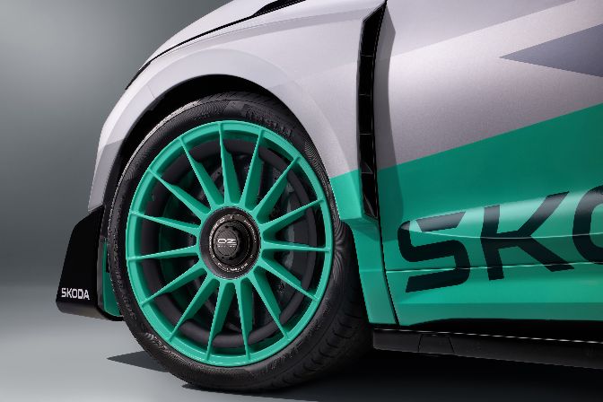 Az%20%FAj%20Enyaq%20RS%20Race