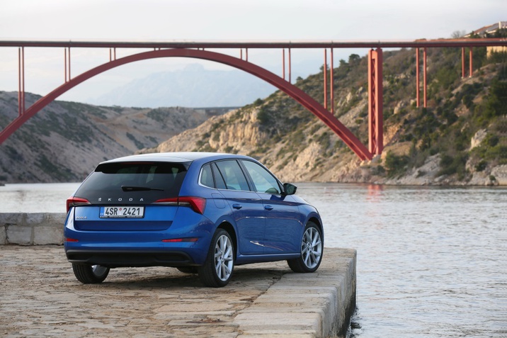Versenykék Skoda Scala